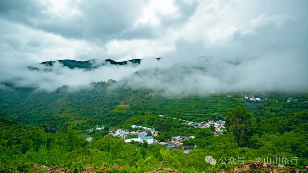 大理巍山巍宝山后的梯子坡村:雨后空气中飘荡着甘甜气息的彝族村庄 - 第48张