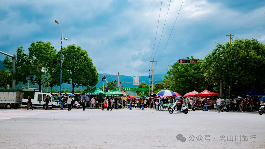 大理巍山古城最特别的集市:七月半西河桥的阴阳桥会,在热闹中感觉独特的传统习俗 - 第1张