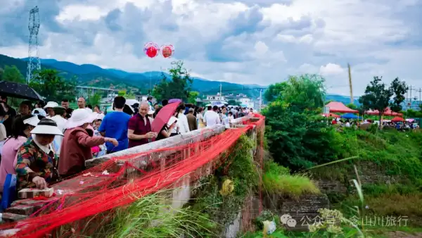 大理巍山古城最特别的集市:七月半西河桥的阴阳桥会,在热闹中感觉独特的传统习俗