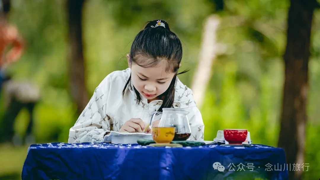 Tea Talk Under Willow Shade: An Afternoon Tea Time by the Xi River in Weishan Ancient Town, Dali - Image 10