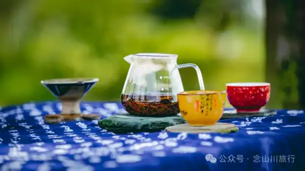 柳荫茶语:大理巍山古城西河的晴日午后品茶时光