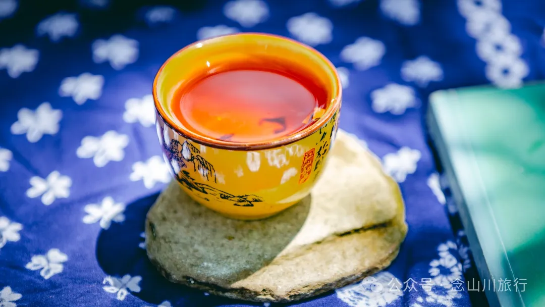 Tea Talk Under Willow Shade: An Afternoon Tea Time by the Xi River in Weishan Ancient Town, Dali - Image 7