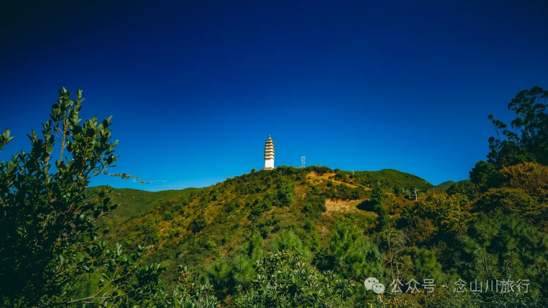 大理巍山封川塔：登清朝古塔，览蒙舍冬景，赏山中黄叶 - 第1张