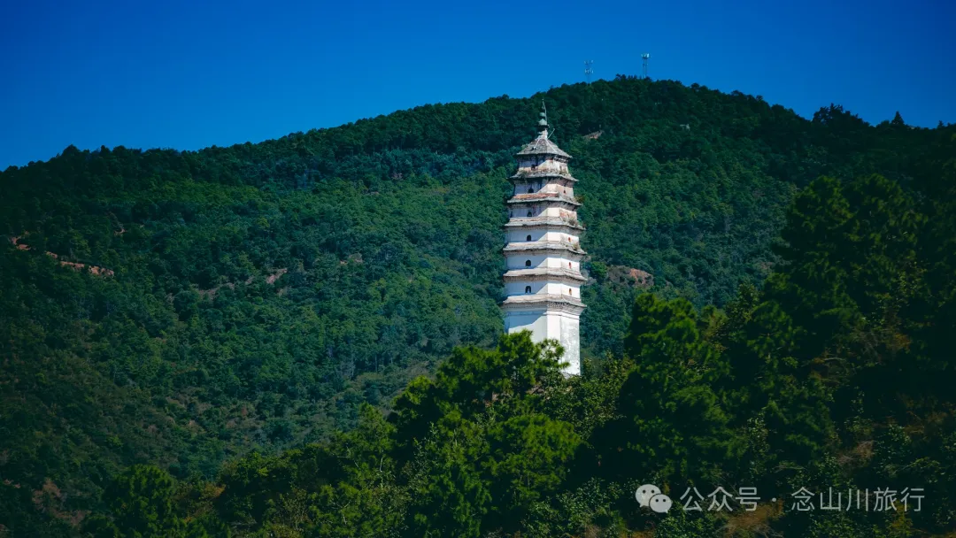 大理巍山封川塔：登清朝古塔，览蒙舍冬景，赏山中黄叶 - 第2张