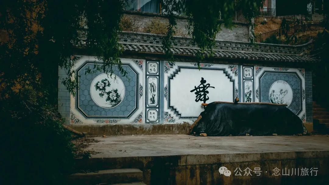 大理巍山五印乡白乃村:绿树掩映,红花点缀,小鸡足山脚下的村庄 - 第10张