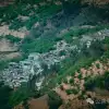 大理巍山五印鄉白乃村:綠樹掩映,紅花點綴,小雞足山腳下的村莊