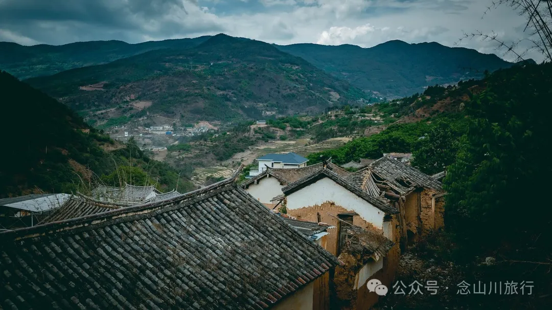 大理巍山五印乡白乃村:绿树掩映,红花点缀,小鸡足山脚下的村庄 - 第3张