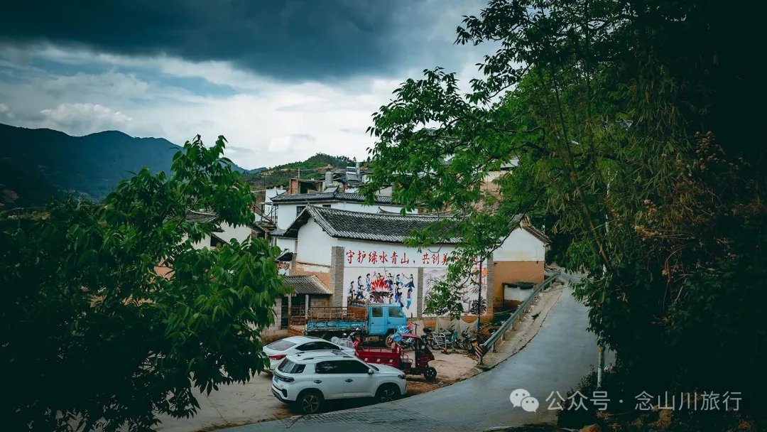 大理巍山五印乡白乃村:绿树掩映,红花点缀,小鸡足山脚下的村庄 - 第5张