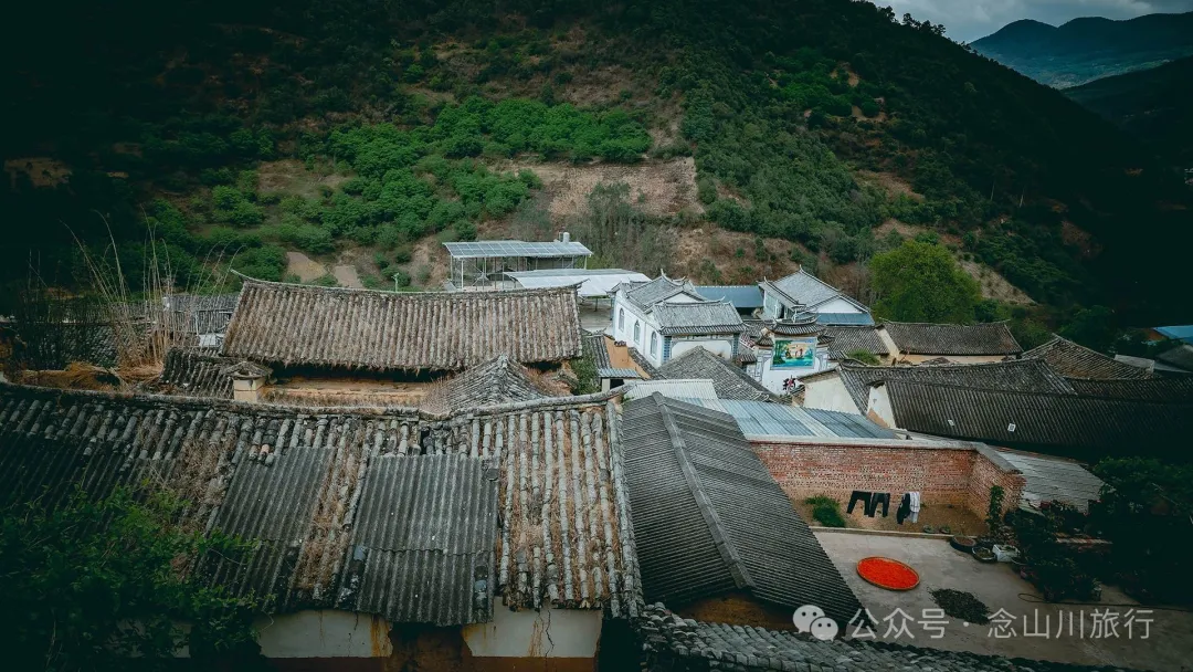 大理巍山五印乡白乃村:绿树掩映,红花点缀,小鸡足山脚下的村庄 - 第7张