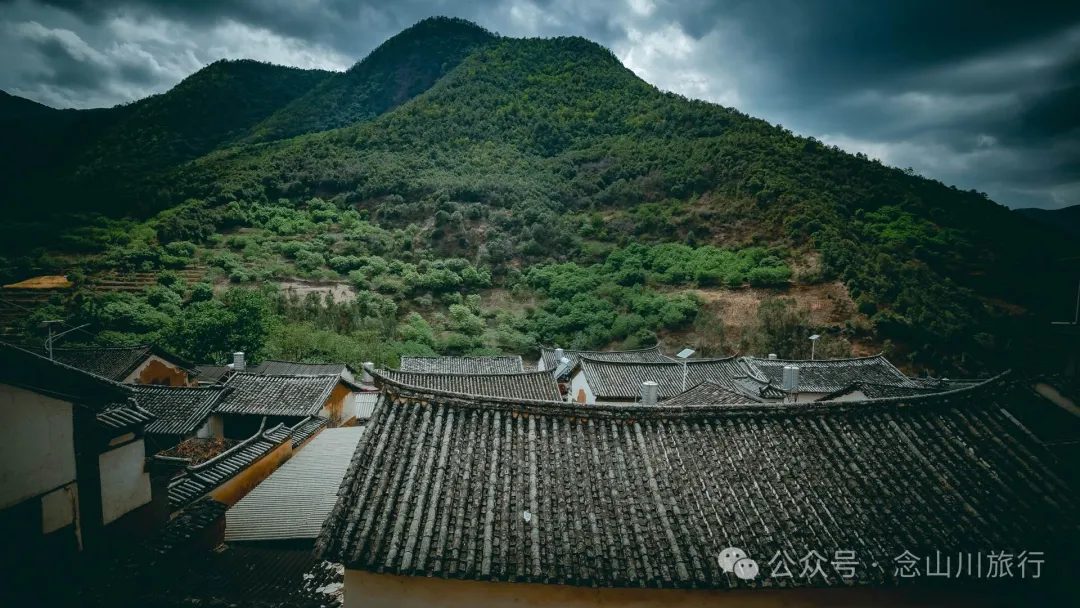 大理巍山五印乡白乃村:绿树掩映,红花点缀,小鸡足山脚下的村庄 - 第9张