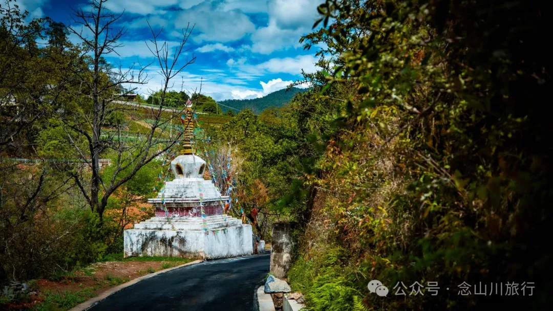 Bazhu Village in Tacheng Town, Weixi, Diqing: A Pure Land of Tibetan Buddhism, a Green Secret Deep in the Mountains - Image 3