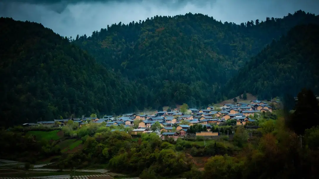 迪慶維西塔城鎮朵那閣村：傈僳族特色村，木楞房炊煙裡的新舊交融 - 第1張