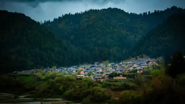 迪庆维西塔城镇朵那阁村:傈僳族特色村,木楞房炊烟里的新旧交融