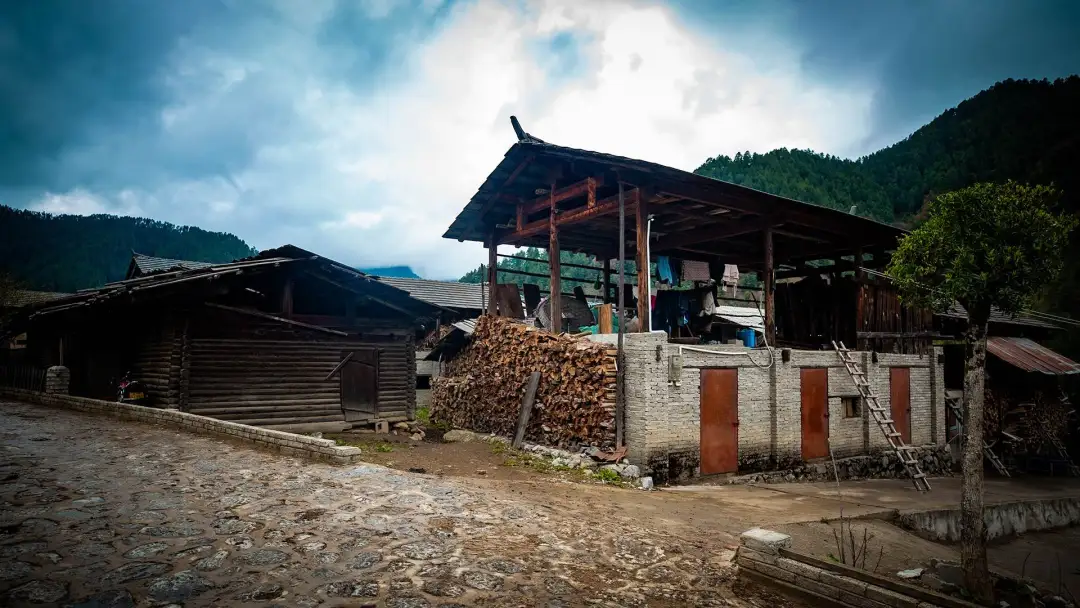 迪慶維西塔城鎮朵那閣村：傈僳族特色村，木楞房炊煙裡的新舊交融 - 第18張