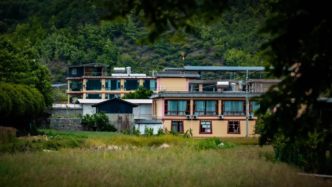 迪庆维西塔城镇其宗村:“鸡鸣四县”的多民族村落,金沙江畔的活佛村 - 第12张