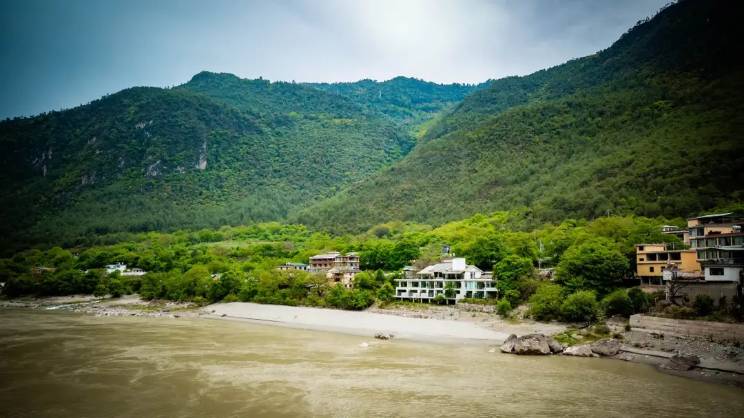 迪庆维西塔城镇其宗村:“鸡鸣四县”的多民族村落,金沙江畔的活佛村 - 第2张