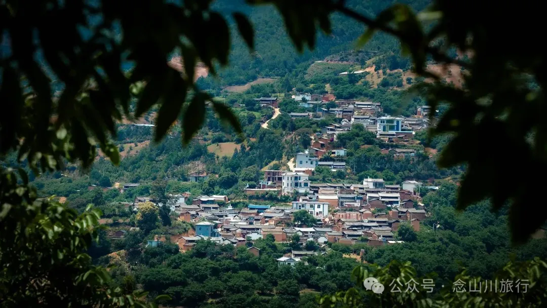 大理巍山巍宝山乡司妈里村：群山之间的黛瓦屋檐，与无人认领的黄昏 - 第1张
