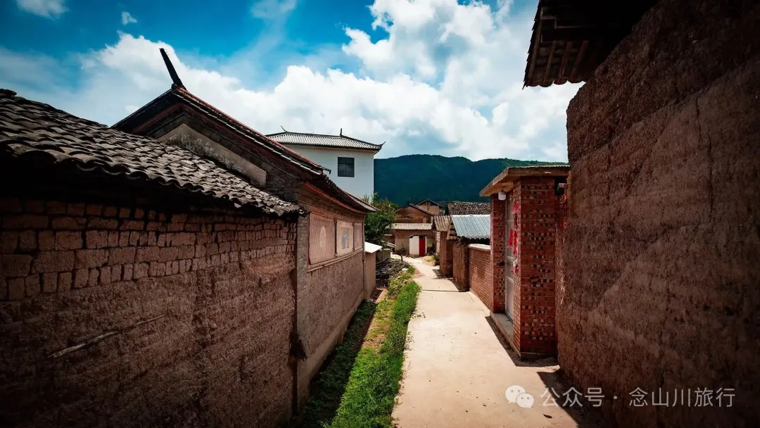 大理巍山巍宝山乡司妈里村：群山之间的黛瓦屋檐，与无人认领的黄昏 - 第10张