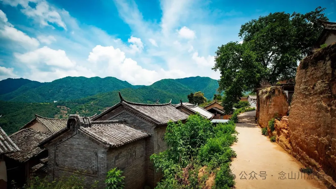 大理巍山巍宝山乡司妈里村：群山之间的黛瓦屋檐，与无人认领的黄昏 - 第11张