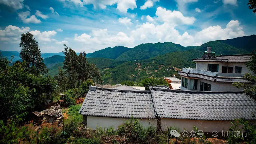 大理巍山巍宝山乡司妈里村：群山之间的黛瓦屋檐，与无人认领的黄昏 - 第12张