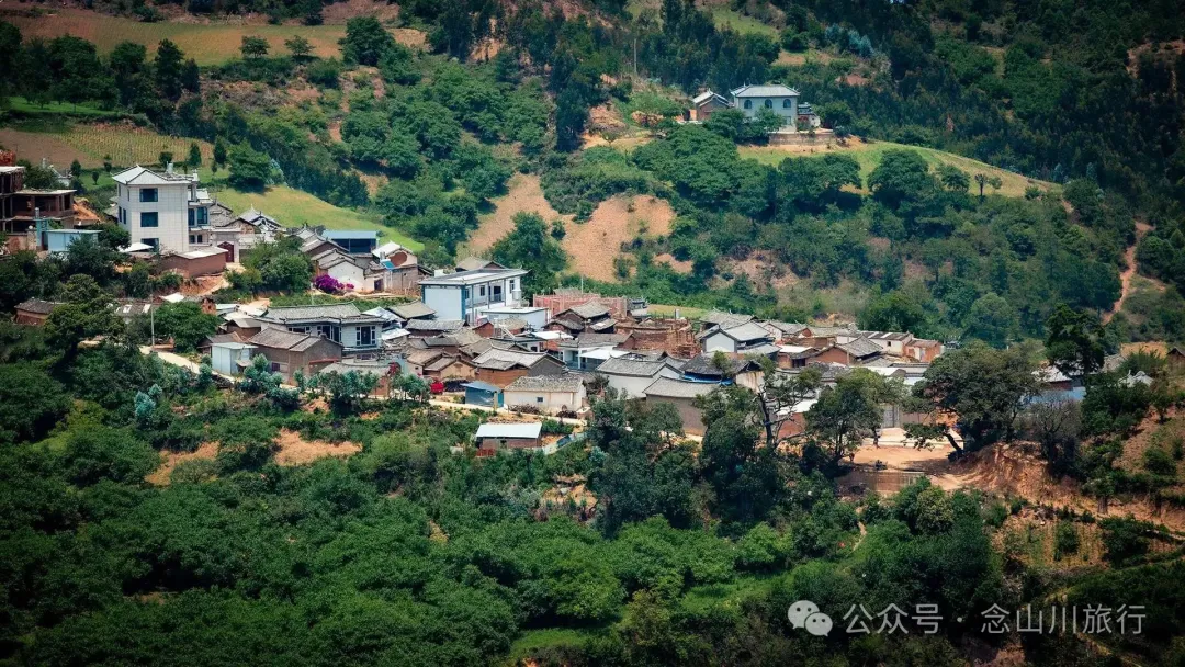 大理巍山巍宝山乡司妈里村：群山之间的黛瓦屋檐，与无人认领的黄昏 - 第2张