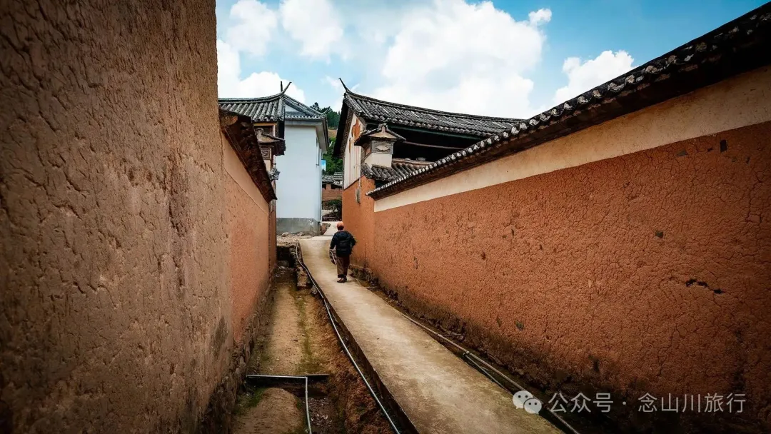 大理巍山巍宝山乡司妈里村：群山之间的黛瓦屋檐，与无人认领的黄昏 - 第21张