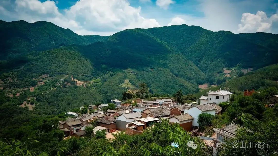 大理巍山巍宝山乡司妈里村：群山之间的黛瓦屋檐，与无人认领的黄昏 - 第3张