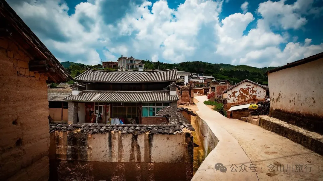 大理巍山巍宝山乡司妈里村：群山之间的黛瓦屋檐，与无人认领的黄昏 - 第4张
