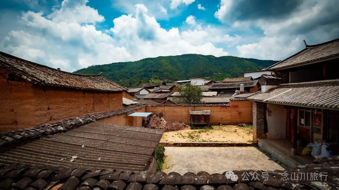 大理巍山巍宝山乡司妈里村：群山之间的黛瓦屋檐，与无人认领的黄昏 - 第5张