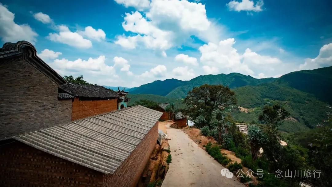 大理巍山巍宝山乡司妈里村：群山之间的黛瓦屋檐，与无人认领的黄昏 - 第9张