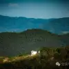 大理巍山巍宝山乡羊山坡村：秘林下藏着天然水塘和草地，能露营、能发呆