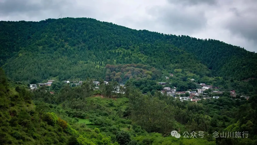 大理巍山大仓镇凤山村:背靠山野的夕阳晚景,俯瞰坝子的宁静时光 - 第1张