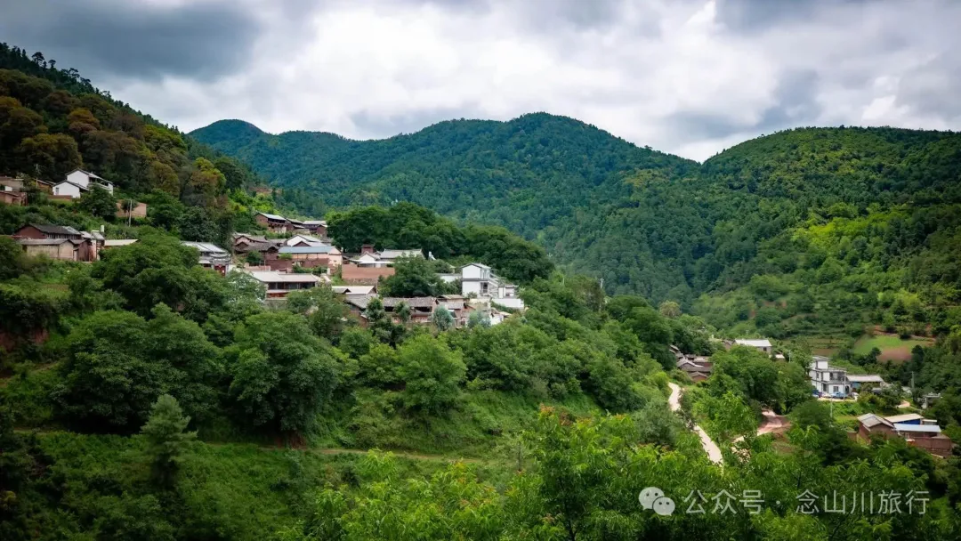 大理巍山大仓镇凤山村:背靠山野的夕阳晚景,俯瞰坝子的宁静时光 - 第2张