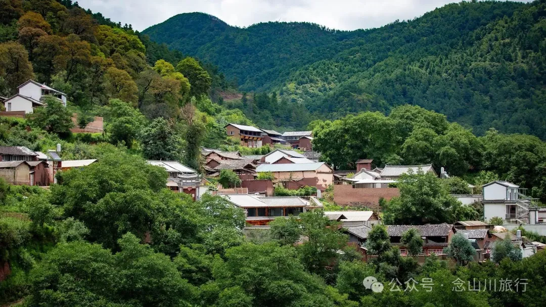 大理巍山大仓镇凤山村:背靠山野的夕阳晚景,俯瞰坝子的宁静时光 - 第3张