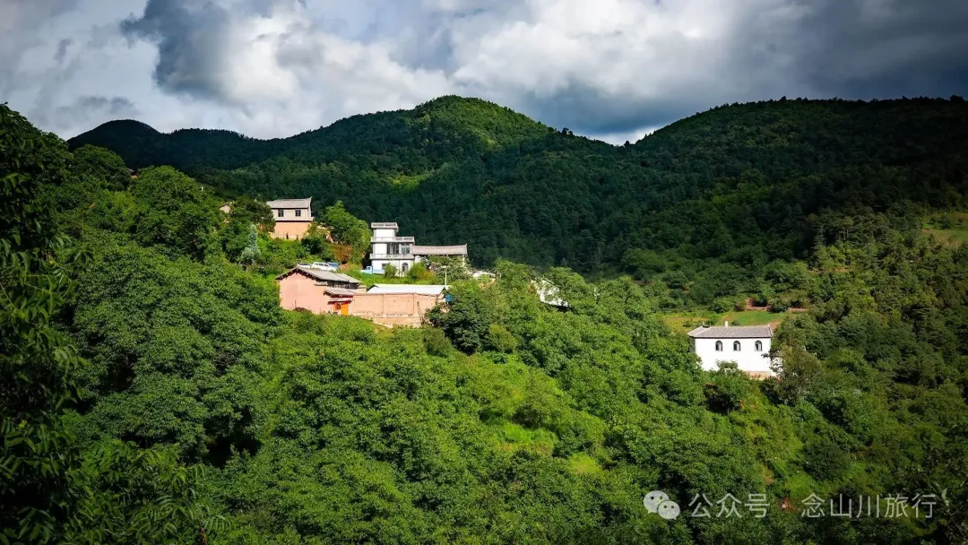 大理巍山大仓镇凤山村:背靠山野的夕阳晚景,俯瞰坝子的宁静时光 - 第5张