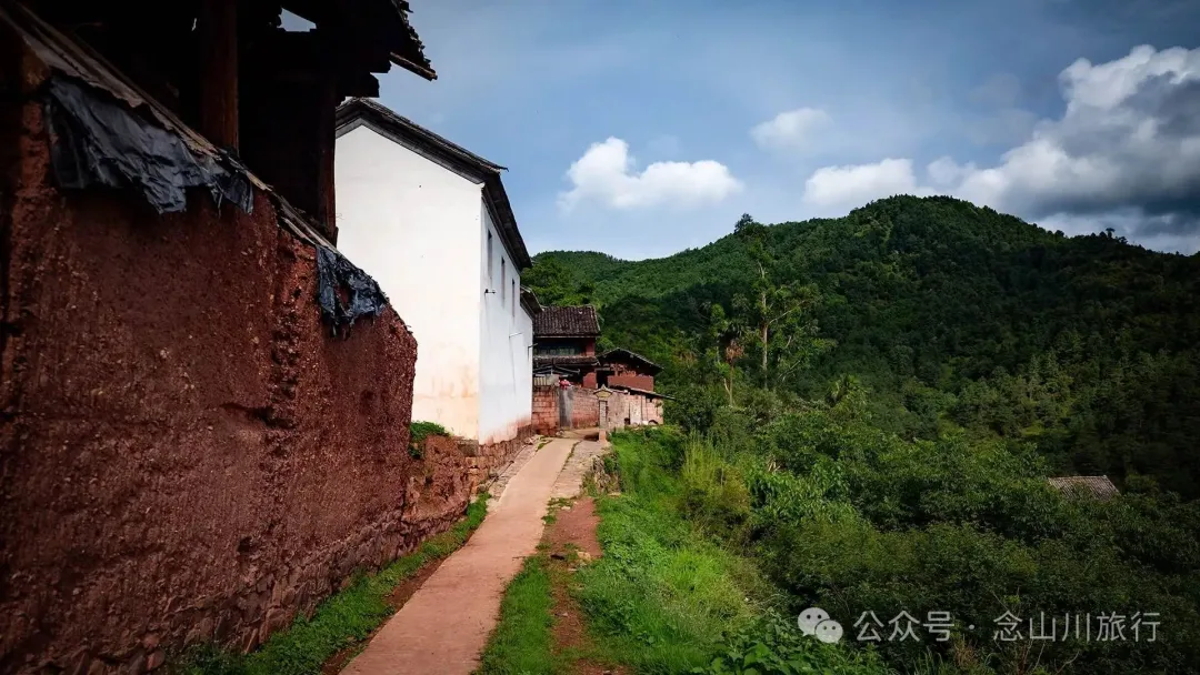 大理巍山大仓镇凤山村:背靠山野的夕阳晚景,俯瞰坝子的宁静时光 - 第8张