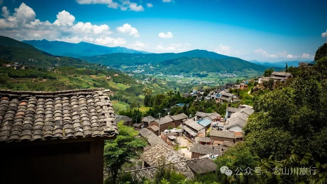 大理南涧宝华镇阿里勿大村：屋脊是未干的墨线，云雾是洇开的留白 - 第14张