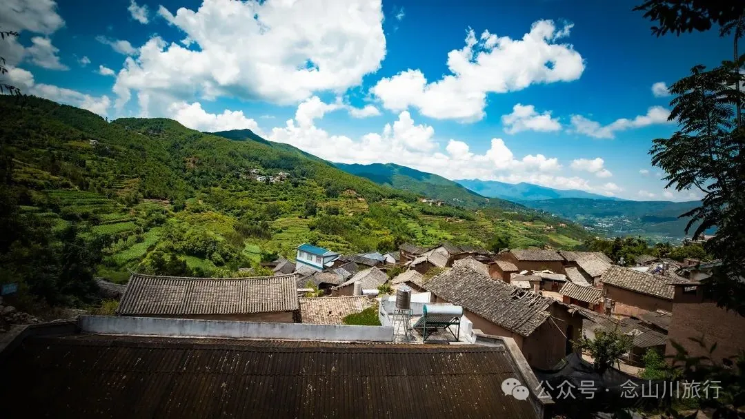 大理南涧宝华镇阿里勿大村：屋脊是未干的墨线，云雾是洇开的留白 - 第16张