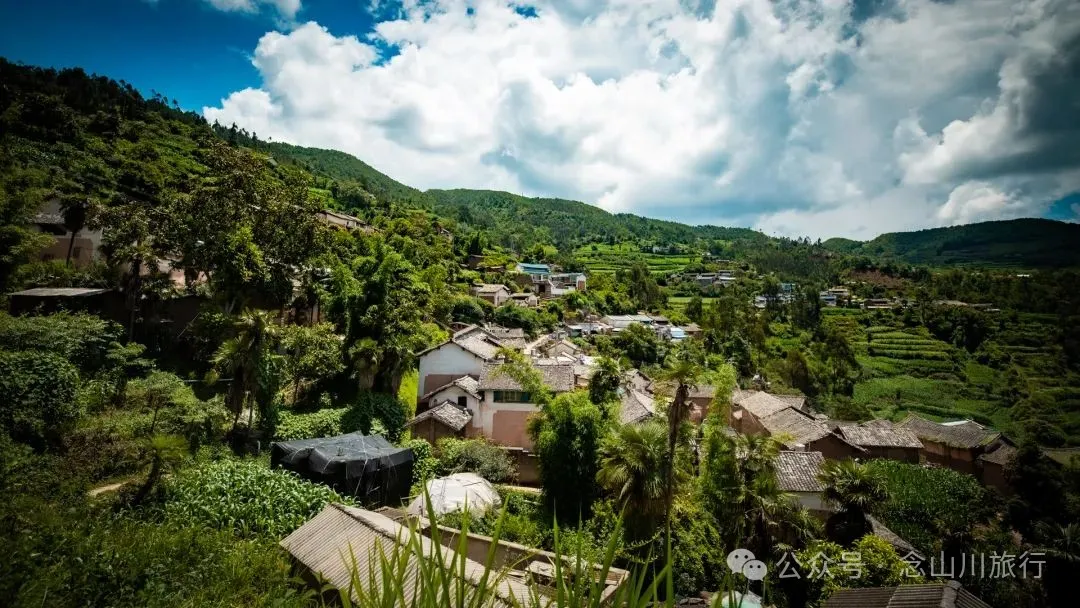 大理南涧宝华镇阿里勿大村：屋脊是未干的墨线，云雾是洇开的留白 - 第20张