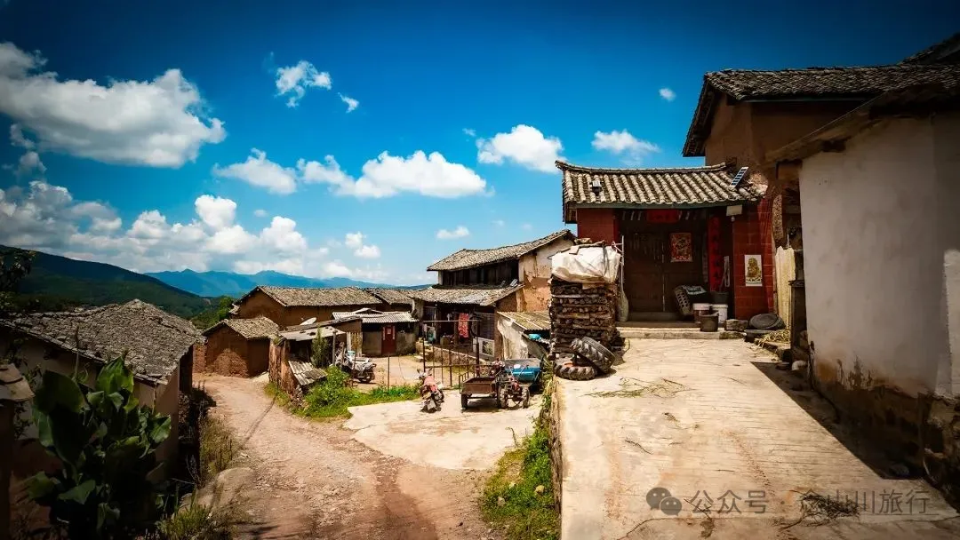 大理南涧宝华镇阿里勿大村：屋脊是未干的墨线，云雾是洇开的留白 - 第7张
