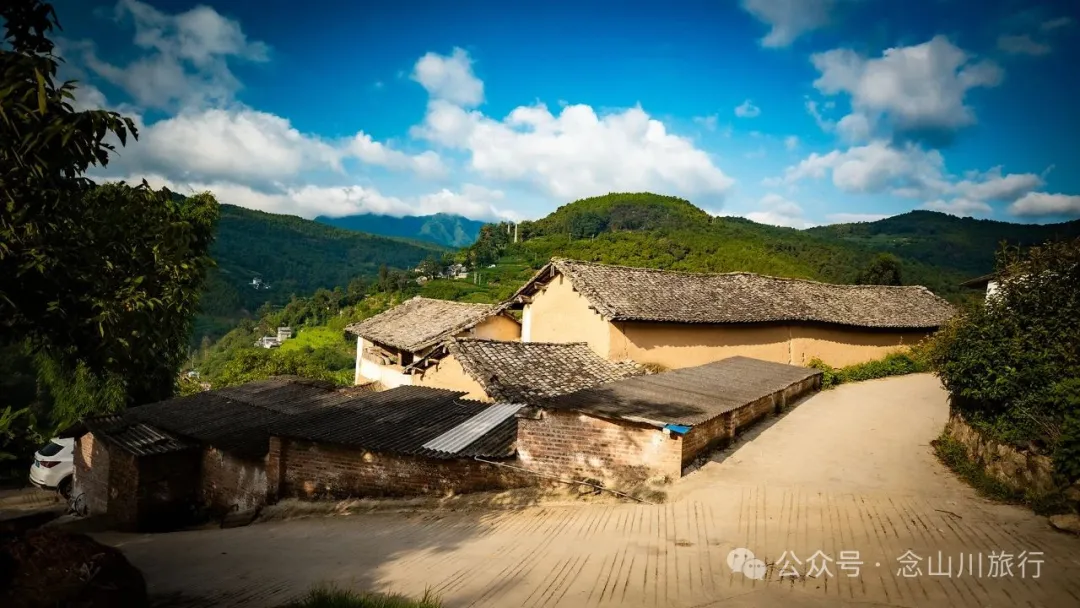 大理南澗寶華鎮阿木臘大村：清晨的光是慢動作的——它一寸寸挪過屋簷，怕吵醒昨夜的夢 - 第1张