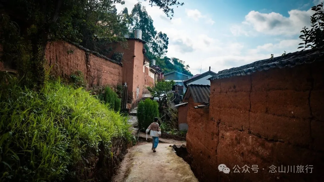 大理南澗寶華鎮阿木臘大村：清晨的光是慢動作的——它一寸寸挪過屋簷，怕吵醒昨夜的夢 - 第13张