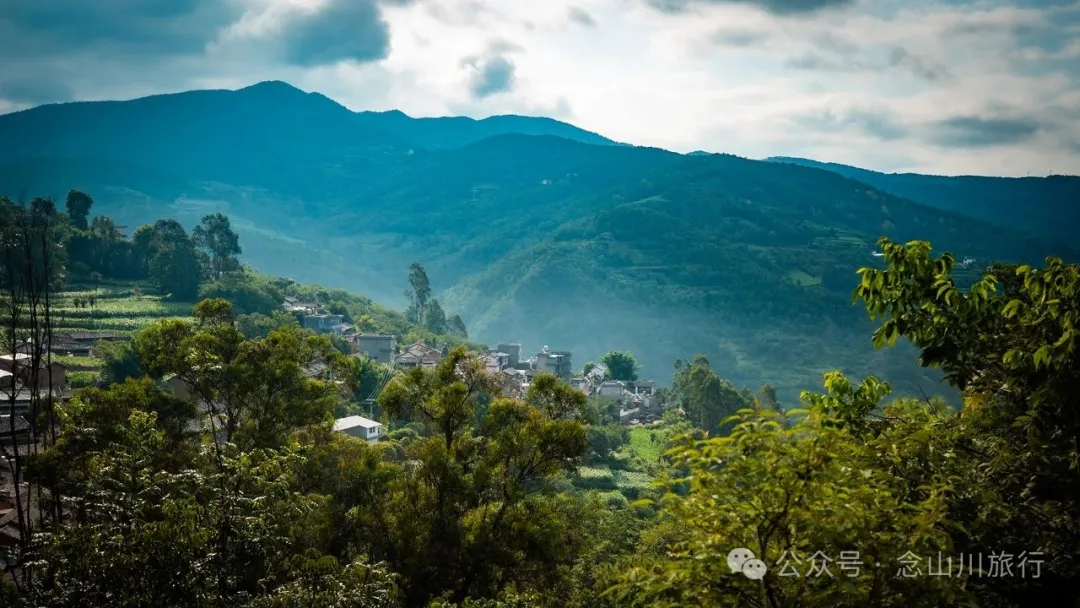 大理南澗寶華鎮阿木臘大村：清晨的光是慢動作的——它一寸寸挪過屋簷，怕吵醒昨夜的夢 - 第17张