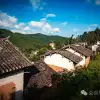 大理南涧宝华镇阿木腊大村：清晨的光是慢动作的——它一寸寸挪过屋檐，怕吵醒昨夜的梦