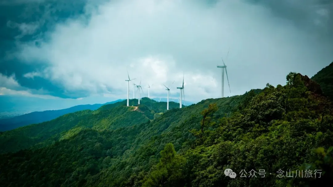 巍弥线-沙帽山的山景风光:风车是云雾的时针,草甸是山峦的柔软衬里 - 第1张