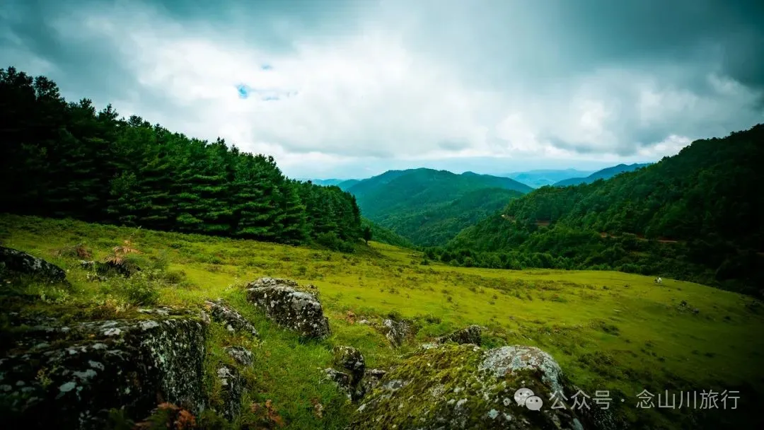 巍弥线-沙帽山的山景风光:风车是云雾的时针,草甸是山峦的柔软衬里 - 第11张