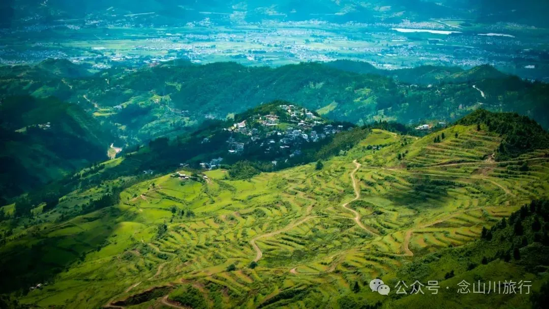 巍弥线-沙帽山的山景风光:风车是云雾的时针,草甸是山峦的柔软衬里 - 第21张