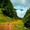 巍弥线-沙帽山的山景风光：风车是云雾的时针，草甸是山峦的柔软衬里