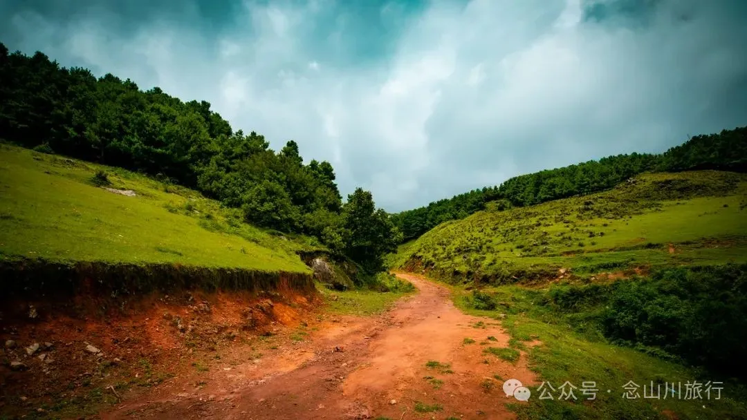 巍弥线-沙帽山的山景风光:风车是云雾的时针,草甸是山峦的柔软衬里 - 第5张