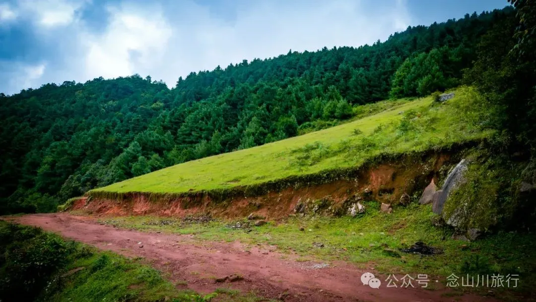 巍弥线-沙帽山的山景风光:风车是云雾的时针,草甸是山峦的柔软衬里 - 第6张